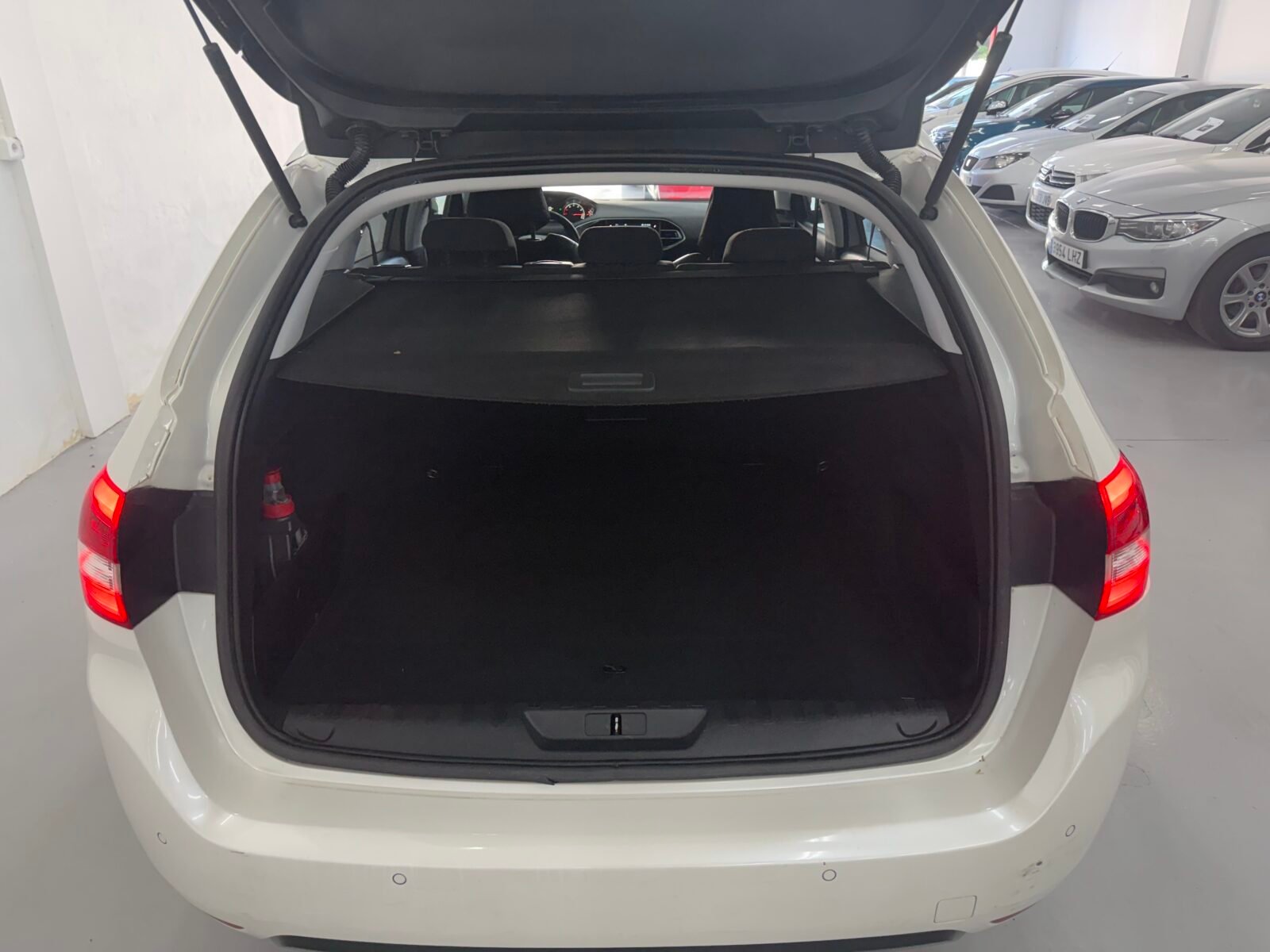 PEUGEOT 308 1.2 GASOLINA 130cv SW Allure 